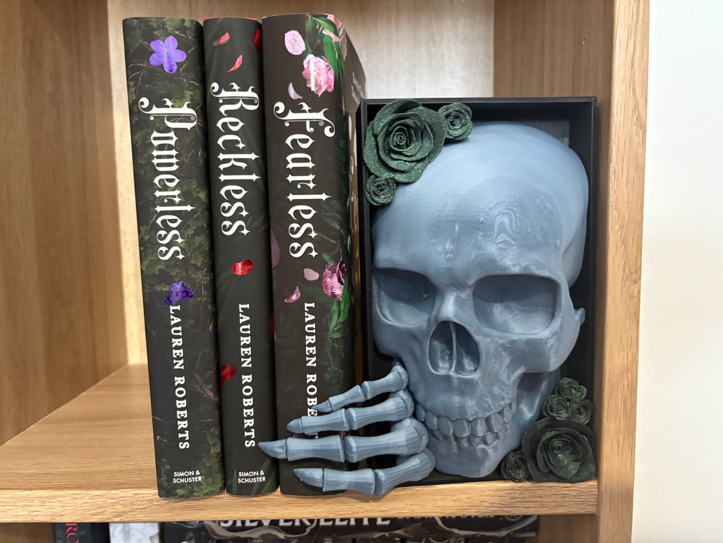 Dark Romance - 2x Greyish Blue Emerging Skull with Green Glitter Roses