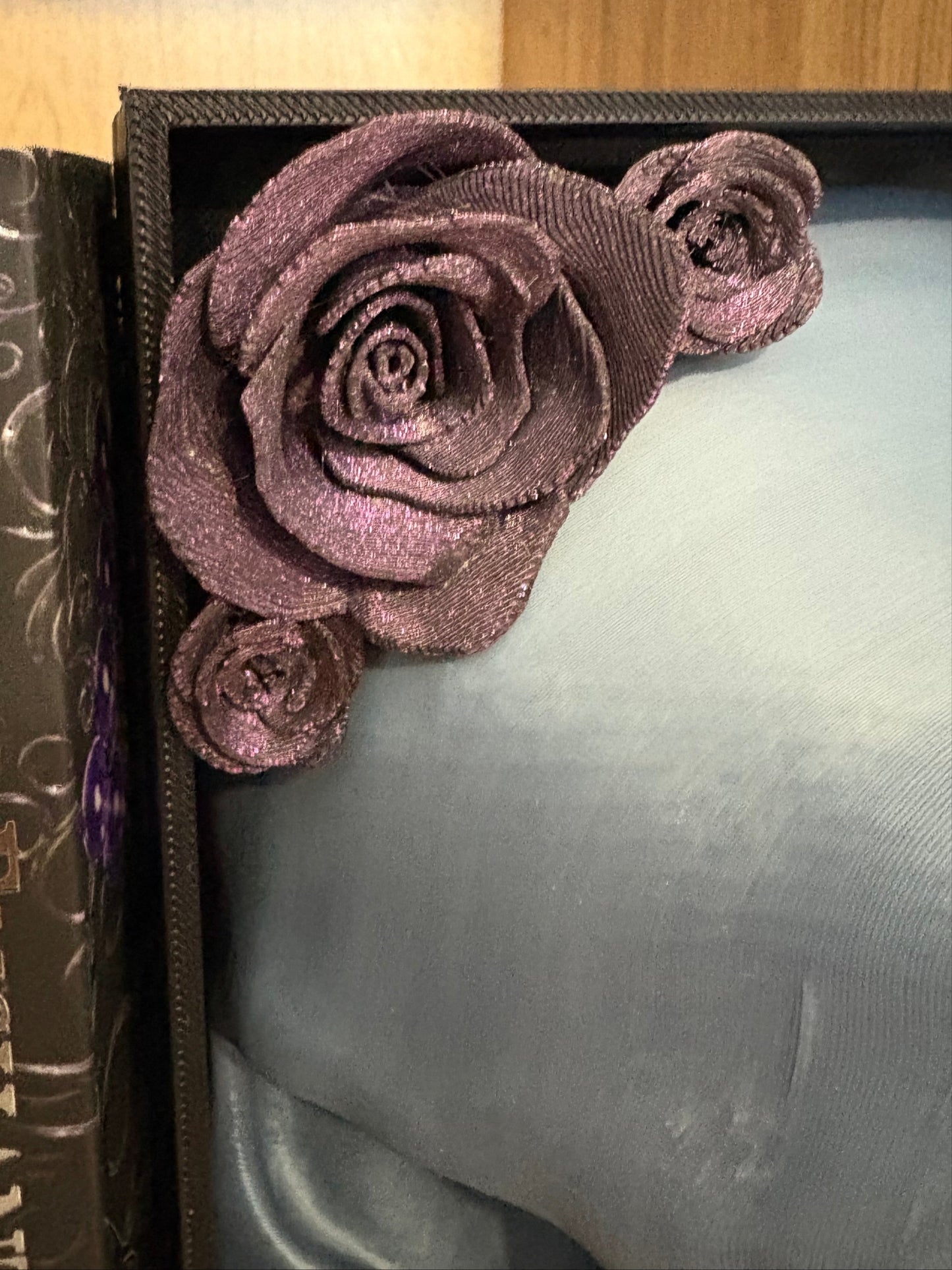 Dark Romance - 2x Greyish Blue Emerging Skull with Purple Glitter Roses