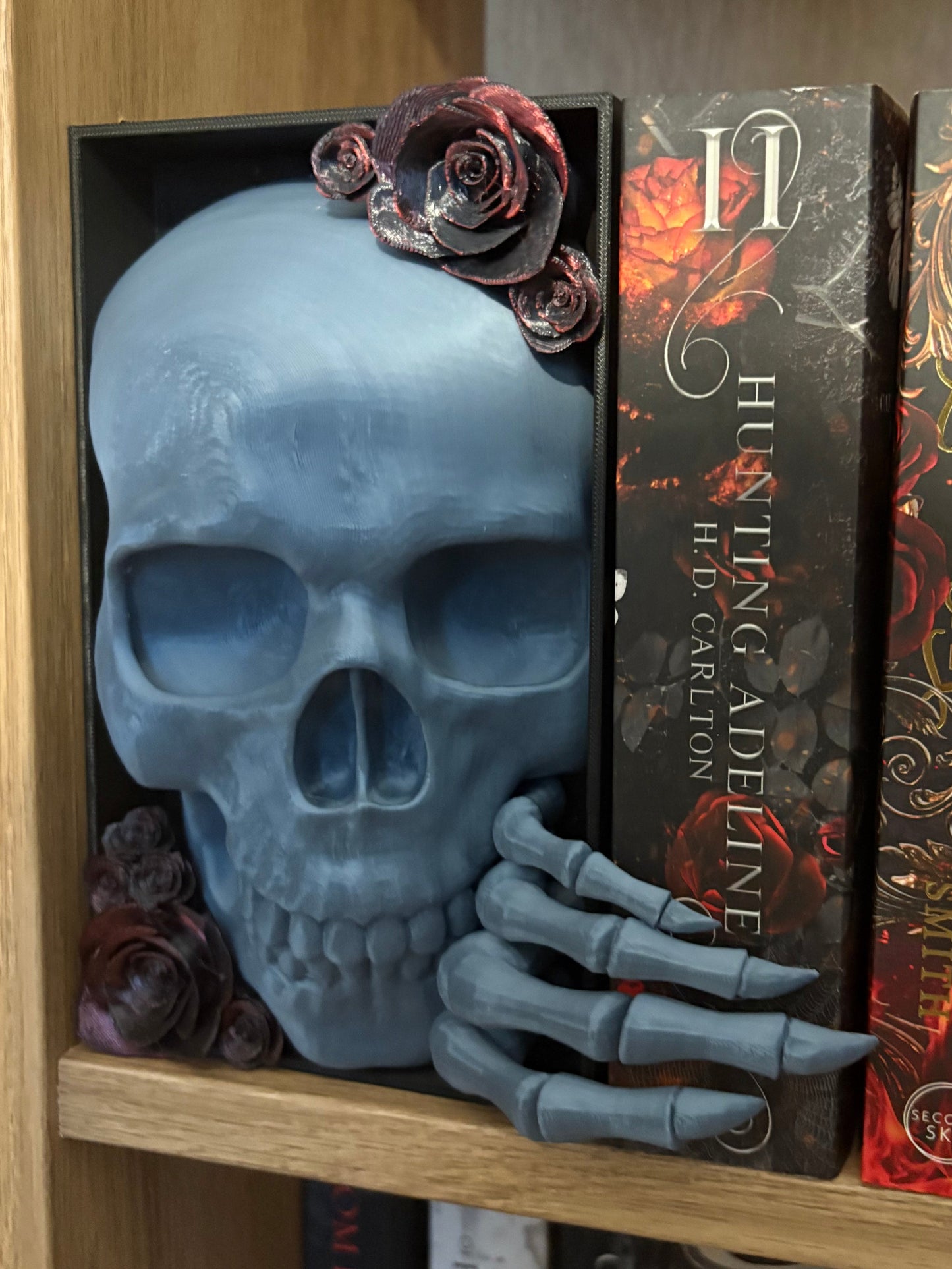 Dark Romance - 2x Greyish Blue Emerging Skull with 2 tone Red/Black Roses