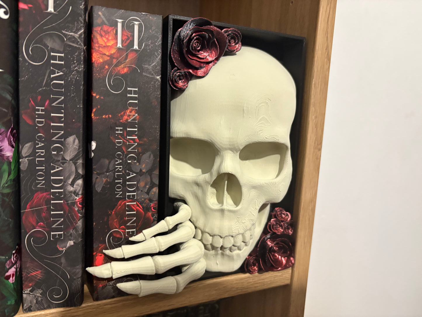 Dark Romance - Emerging Skull with 2 tone red/black roses