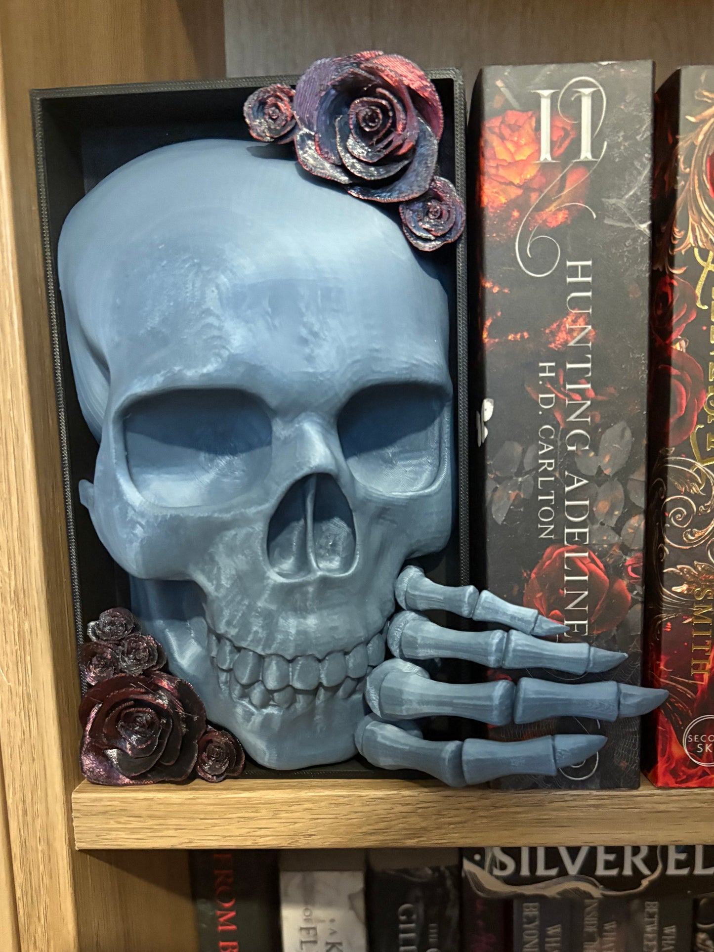 Dark Romance - 2x Greyish Blue Emerging Skull with 2 tone Red/Black Roses